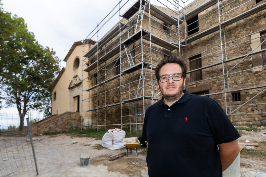 Morera, la setmana passada davant les obres de la rectoria de Sant Quirze i Santa Julita