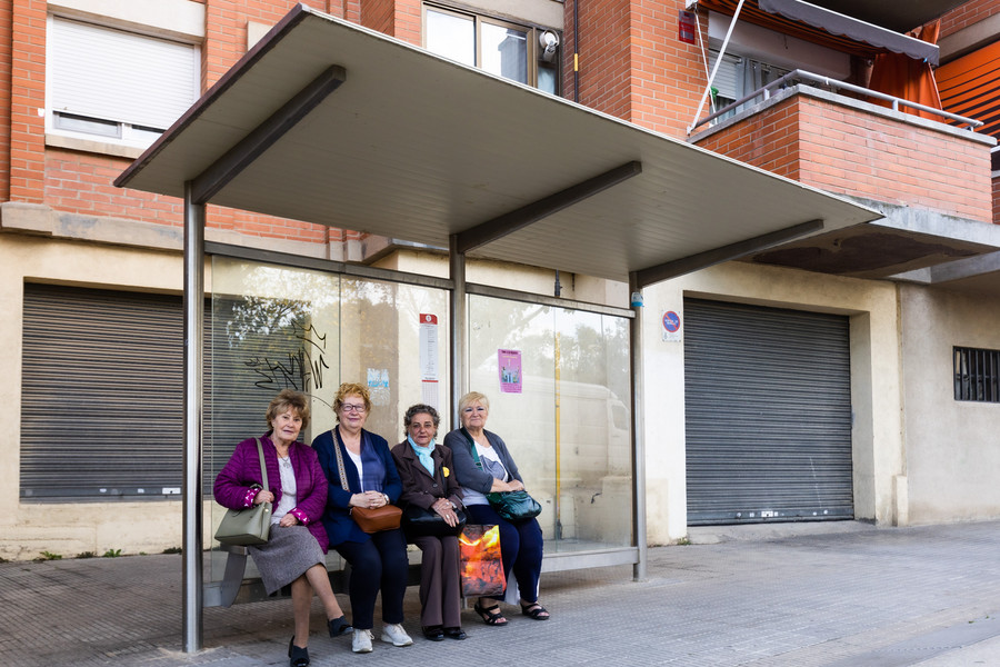 Núria Saborit, Àgata Ferrer, Mercè Lladó i Esperanza López, dimecres esperant el bus a la parada del barri Osona