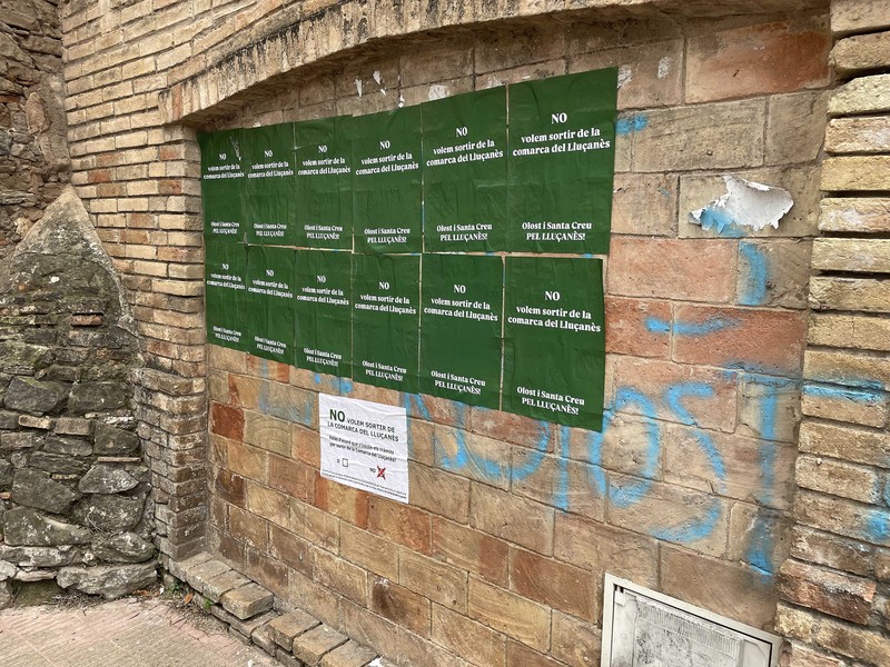 Cartells dels partidaris que Olost es mantingui a la comarca del Lluçanès