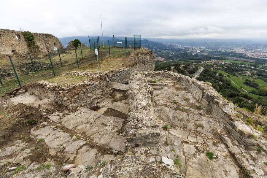 Orís comença la rehabilitació per fer visitable part del castell