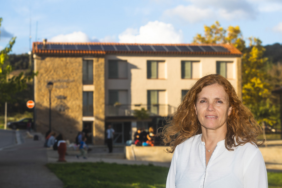 Glòria Colom, dimecres davant de l’ajuntament de Lluçà