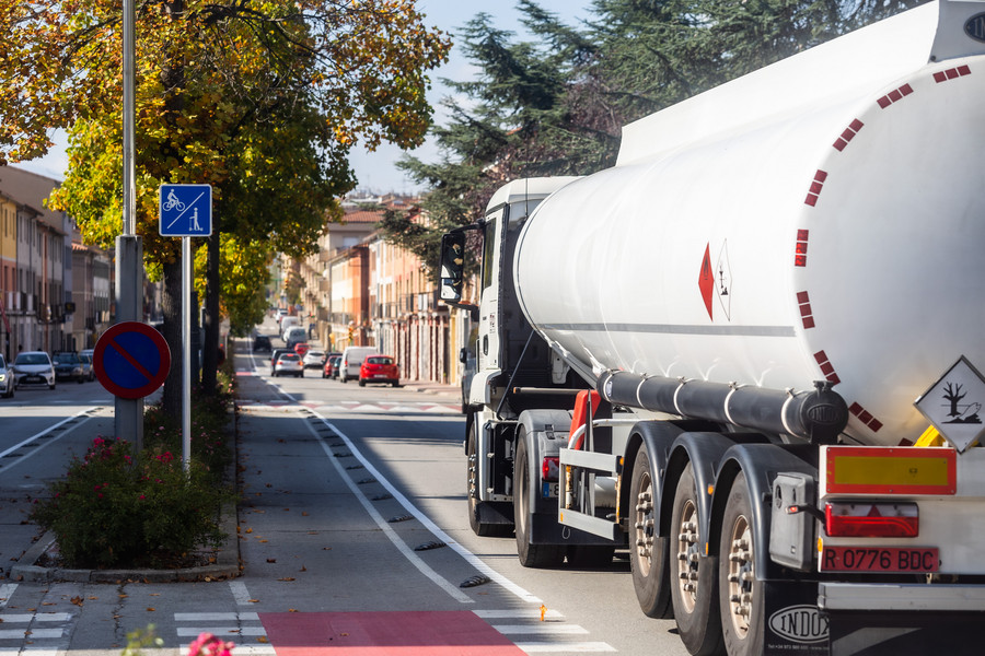 Una cisterna circulant per l’avinguda de Roma de Manlleu, aquest dijous