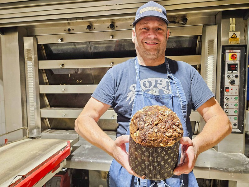 Pep Aguilar, amb un panettone de castanya, davant del forn de l’obrador