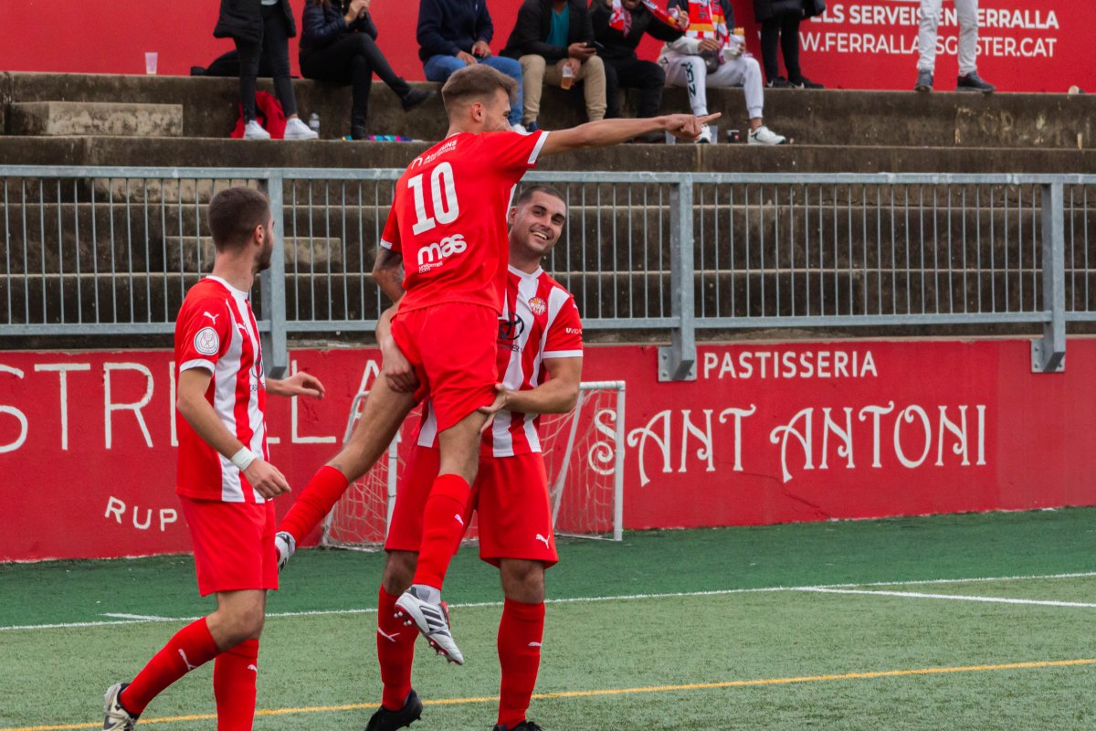 Els jugadors del Vic celebren el tercer gol realitzat per Max Morell