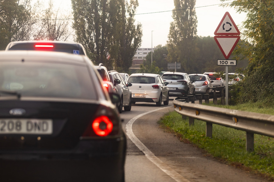 Cues al nus de la Pascual, un dels punts on s'acumulen més vehicles cada dia als volts de les 8 del matí