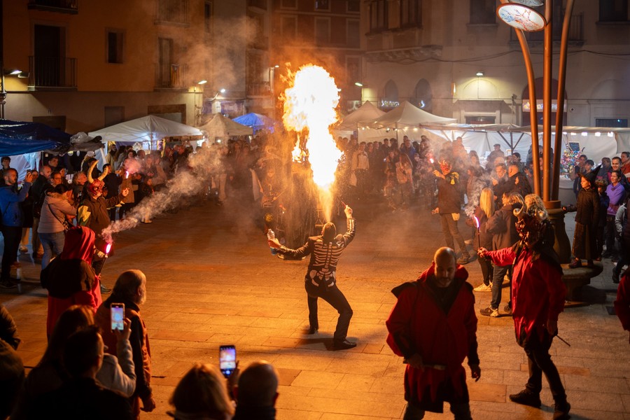 El ritual de foc que va obrir la fira divendres a la plaça de Sant Eudald