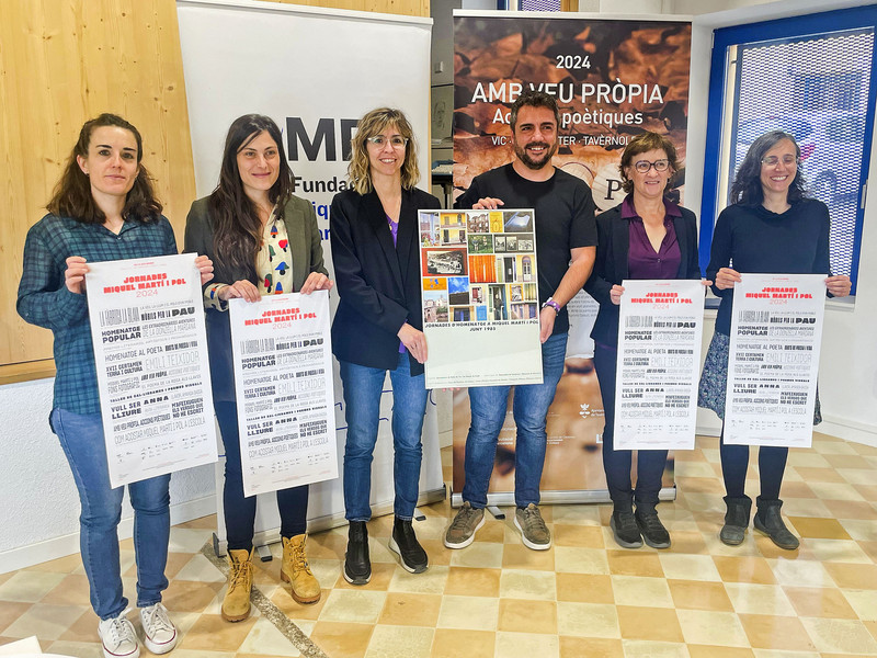 L’alcalde, Toni Mas, i la regidora Elisabet Contreras, al mig de la foto amb el cartell de les primeres jornades del 1985