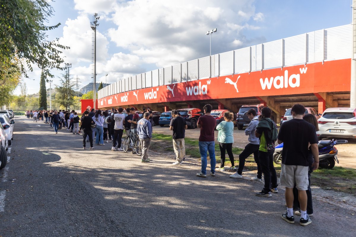 Cues per comprar entrades aquest dimecres a la tarda a l'estadi Hipòlit Planàs