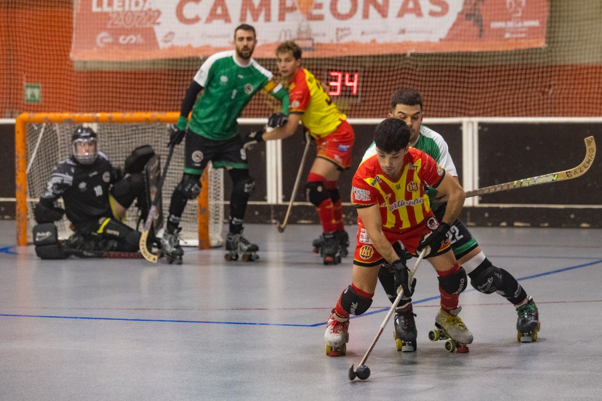 El manlleuenc Biel Humà protegint una bola davant Aleix Ordóñez de l'Alcobendas