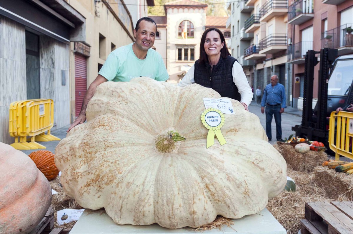 La carbassa guanyadora, amb els seus propietaris