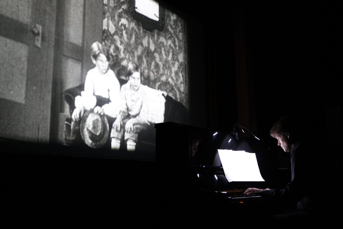 Carles Planas, posant música en directe a la projecció d’‘El maquinista de la General’, divendres al Teatre Casino