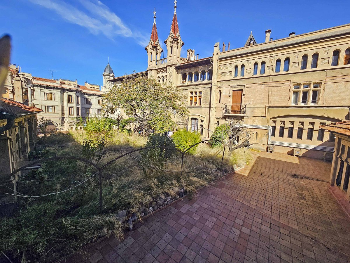 El jardí de Casa Comella, situat a l’alçada de la planta noble de l’edifici;