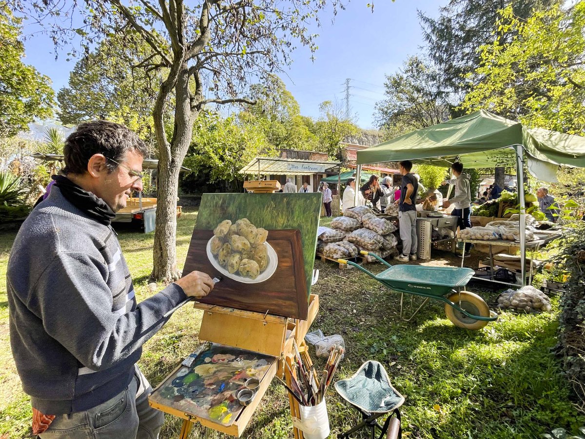 Un dels participants al concurs de pintura ràpida, en el marc del mercat, diumenge passat