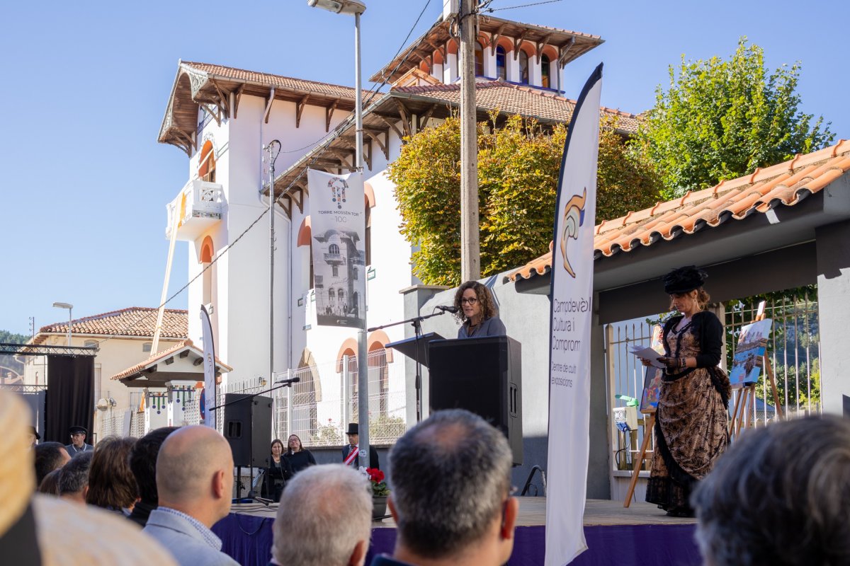 La consellera de Cultura intervenint durant l'acte del centenari de la torre restaurada