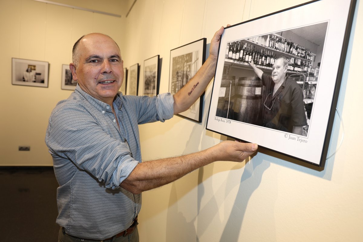 Juan Tejero va preparar l’exposició aquest dijous al matí a la Sala Arimany del Teatre Auditori Can Palots