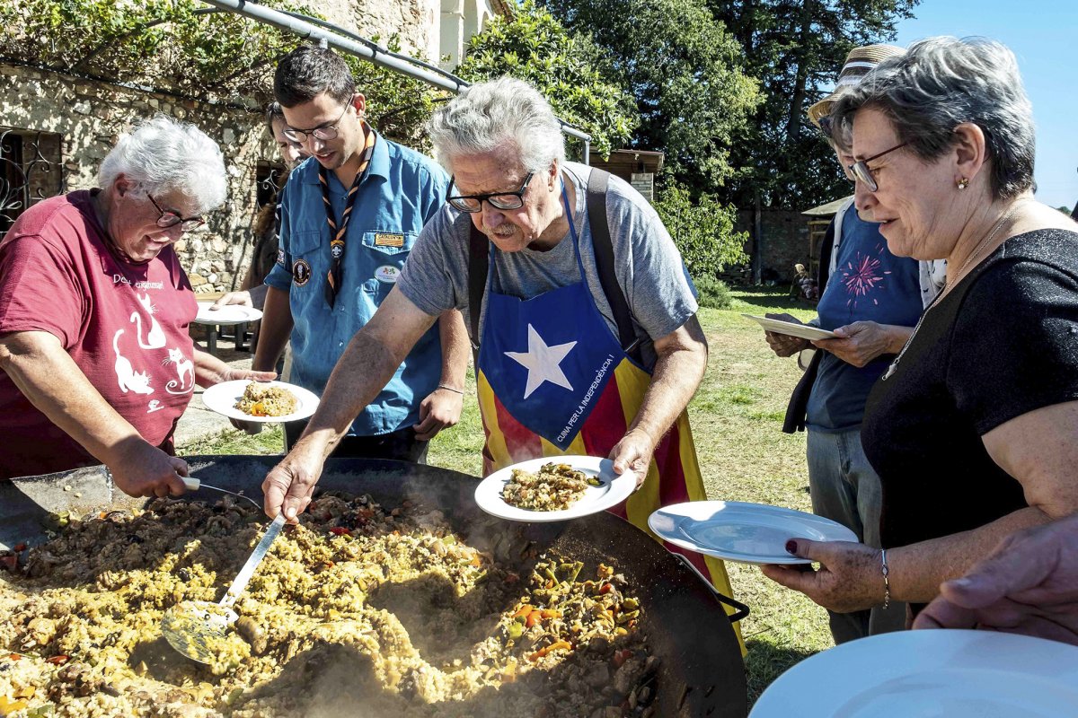 Pep Salsetes va servir un arròs per a més de 100 persones per celebrar el final del rodatge, diumenge a Can Plantada