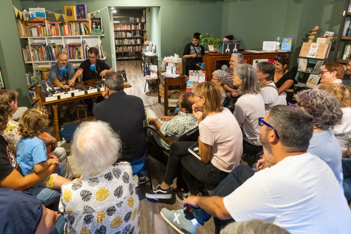 Xavier Capdevila i l’autor, Gerard López, durant una presentació que va fer petita la llibreria VUK de Torelló