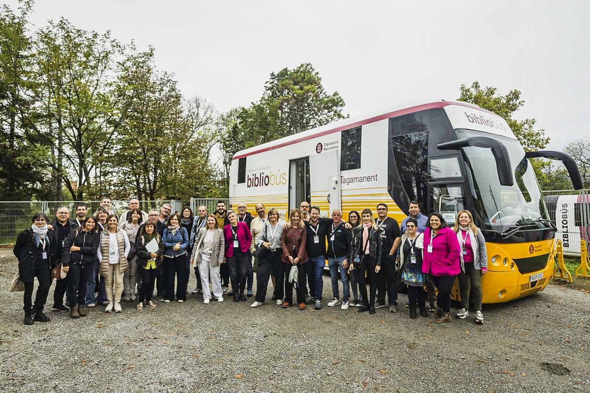 Els congressistes, davant del bibliobús de Tagamanent