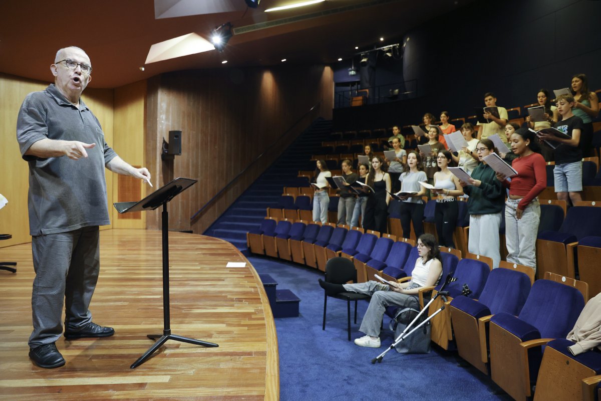 Un assaig del cor Veus amb el director Jordi Casas