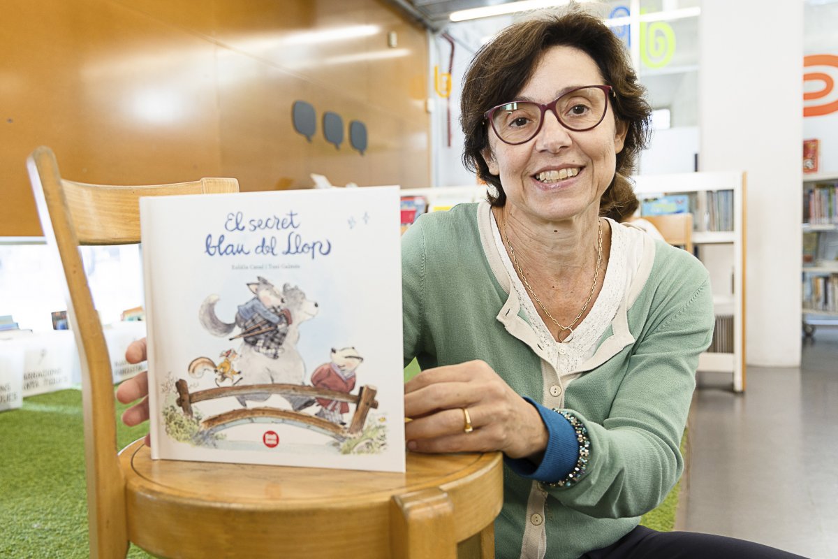 Eulàlia Canal amb el nou relat il·lustrat, dimecres a la biblioteca Can Pedrals