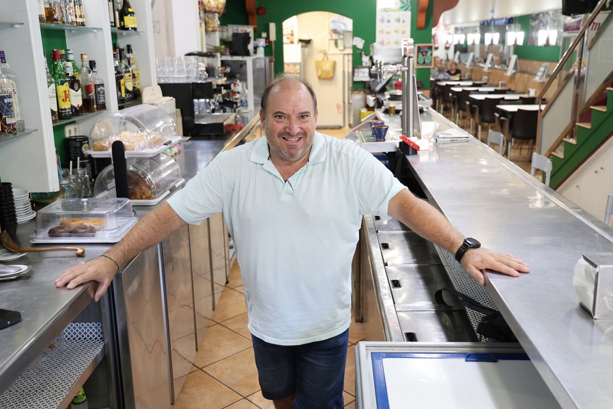 Tomás Maestro a la barri del bar de La Pera. Va engegar el negoci amb el seu germà fa 40 anys