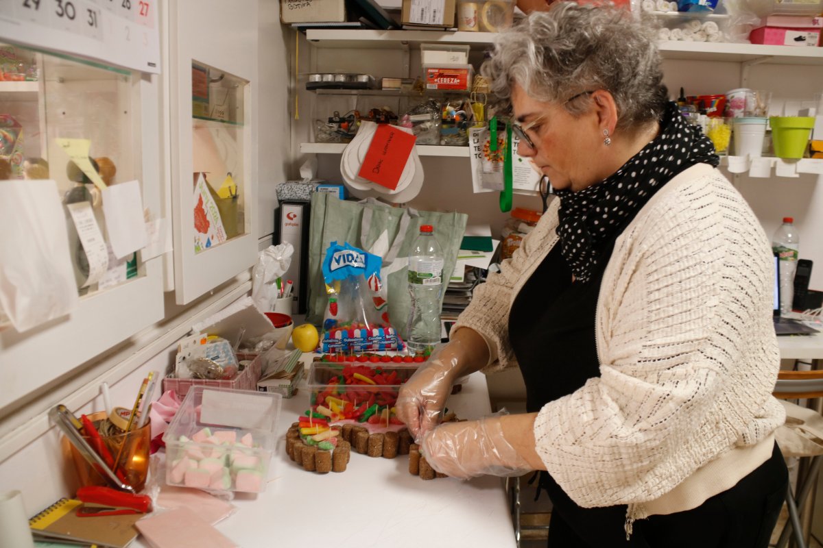 Montse Crivillers, treballant a la seva botiga de llaminadures de Centelles