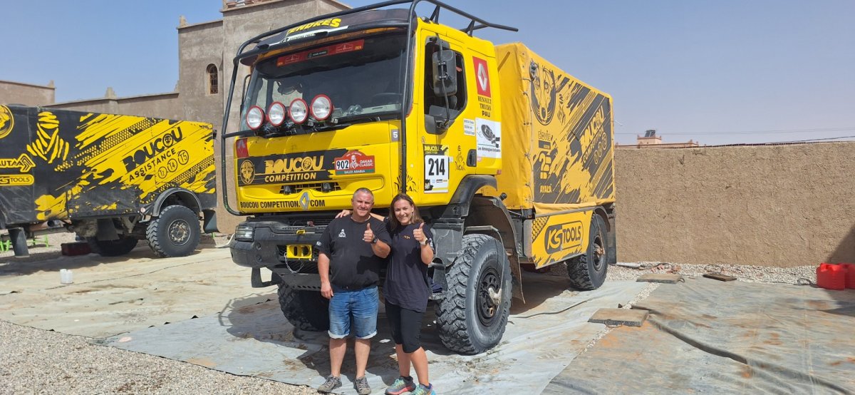 Lourdes Puigmal amb el pilot del camió amb qui compartirà el Dakar, Franck Puchouau