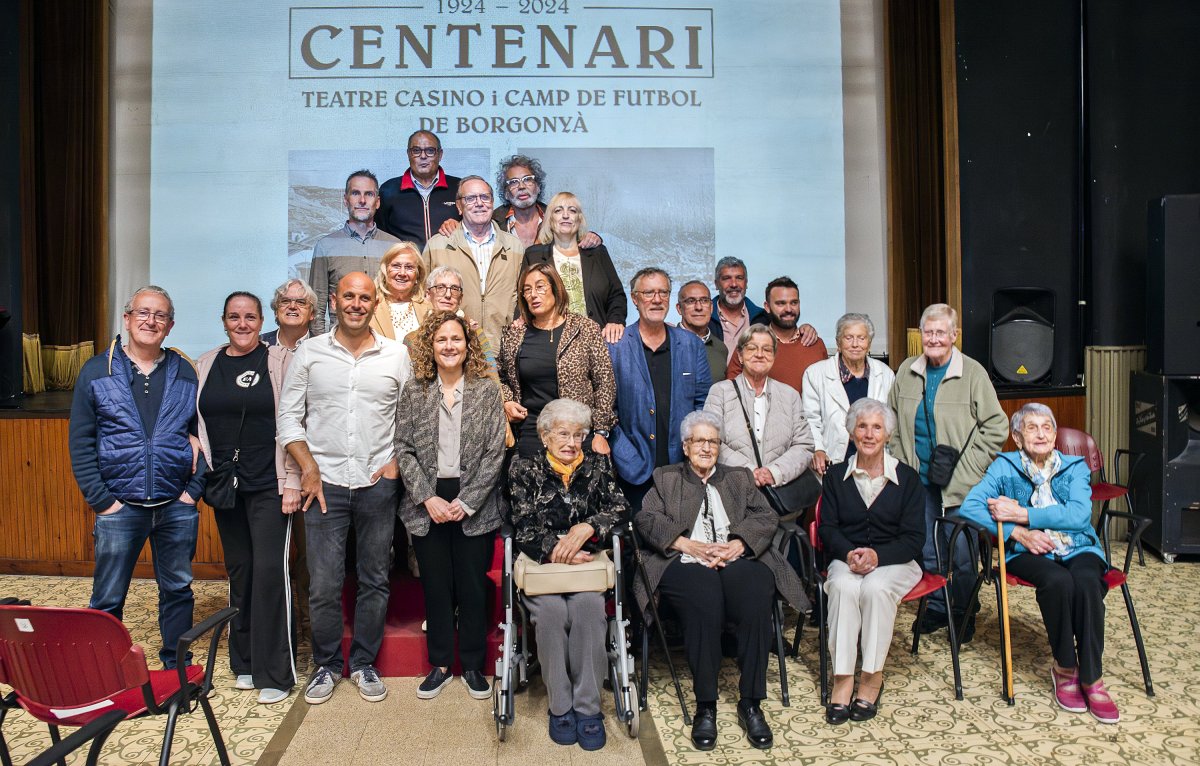 Autors i protagonistes del documental amb l'alcalde de Sant Vicenç, Enric Mayo, i a consellera de Cultura, Sònia Gernández, drets a primera fila