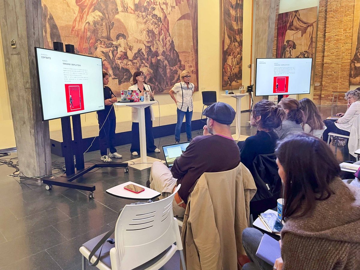 Francesca Tur, Berta Segura i Barbara Jagger, dimarts, conduint la sessió al Sucre