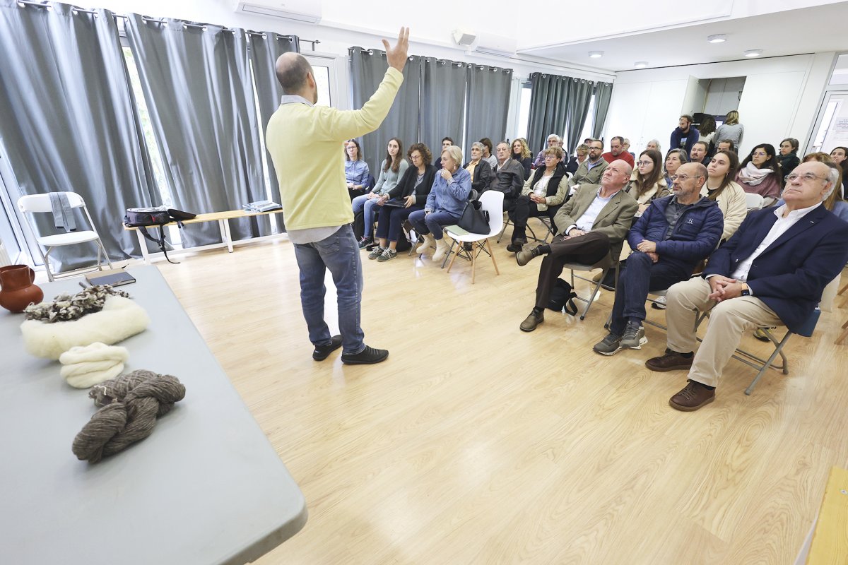 Representants dels diversos sectors representats atenen a la presentació de l’alcalde, Ignasi Martínez, d’esquena