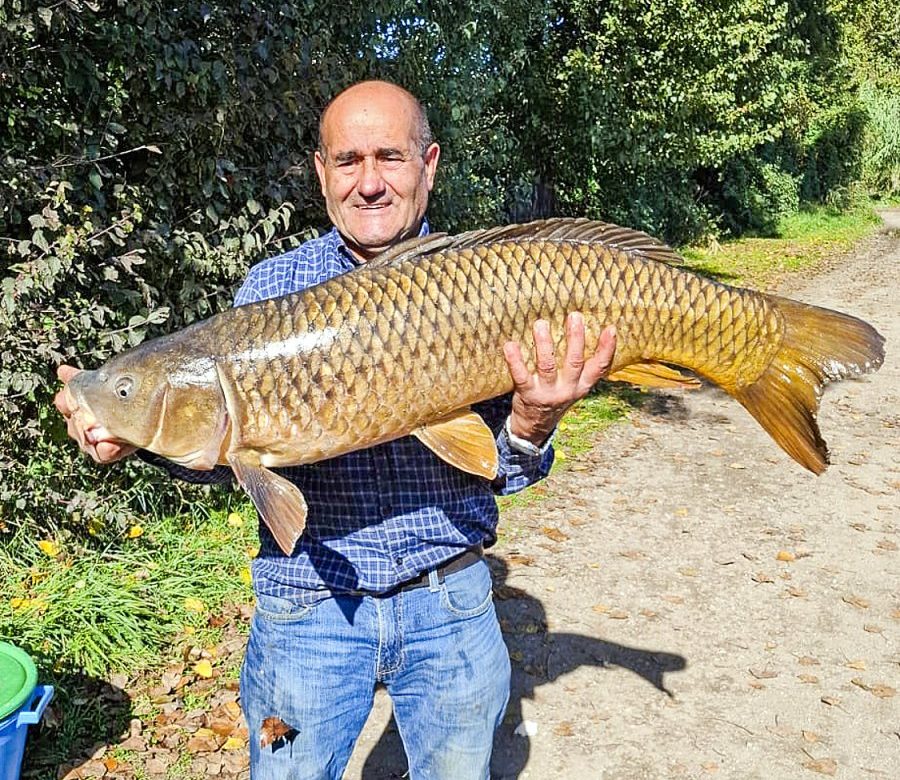 Jordi Muntadas, amb la carpa fr 14 quilos