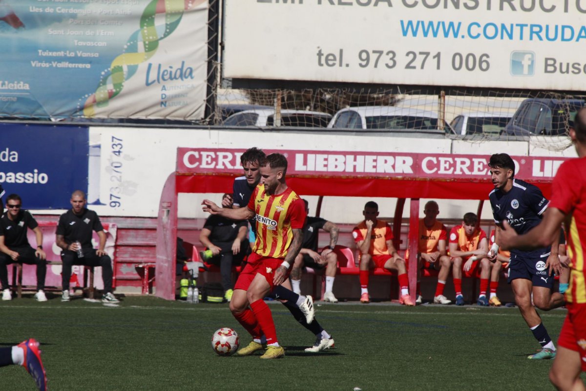 Dani Ribelles en una jugada del partit d'aquest diumenge a Lleida