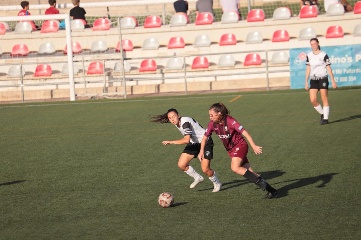 Alba Cardona supera una rival en una acció del partit disputat a València