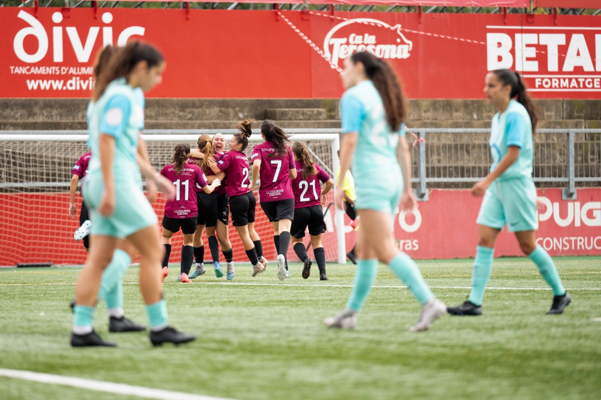 Les jugadores del Vic Riuprimer celebren el gol aconseguit per Viena en el descompte