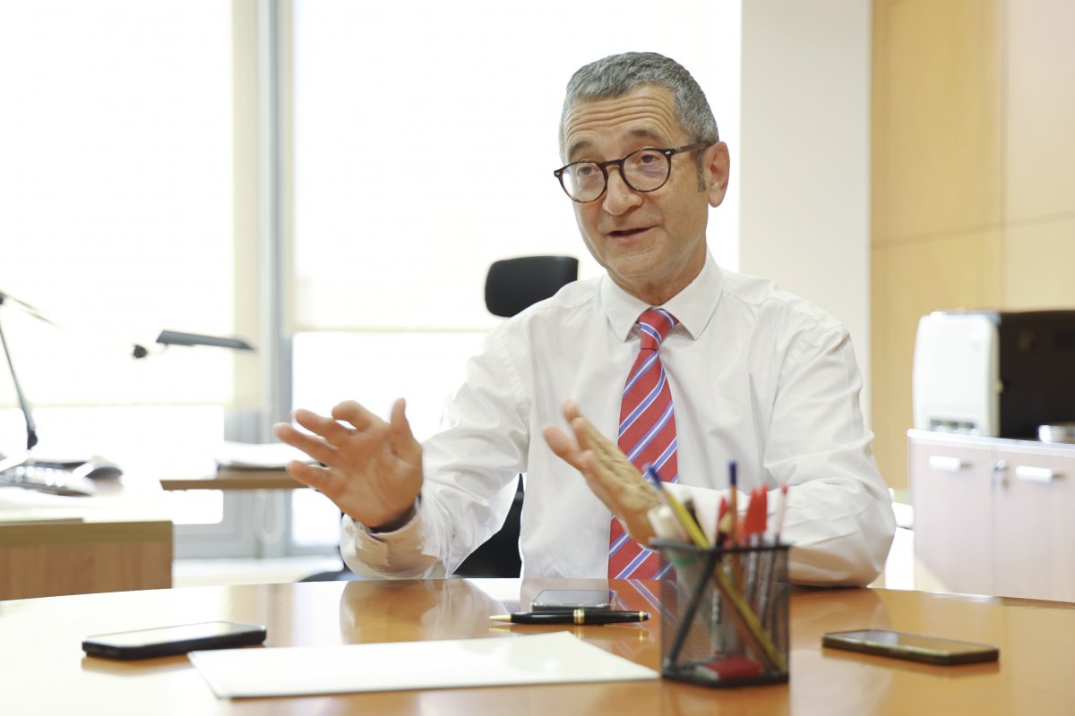 Jordi terrades al despatx de la conselleria