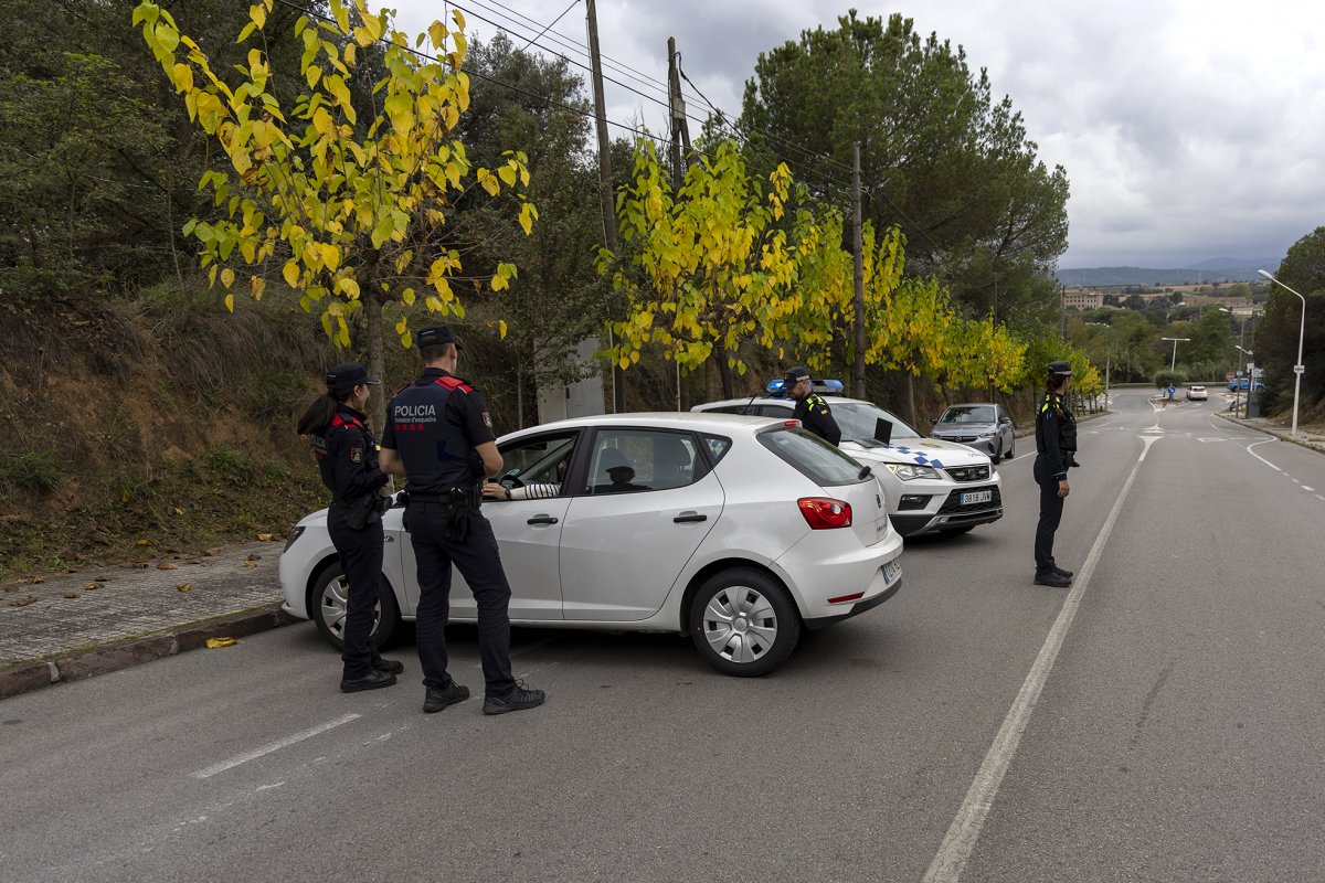 Mossos i policies locals desplegats a l'entrada de Can Valls