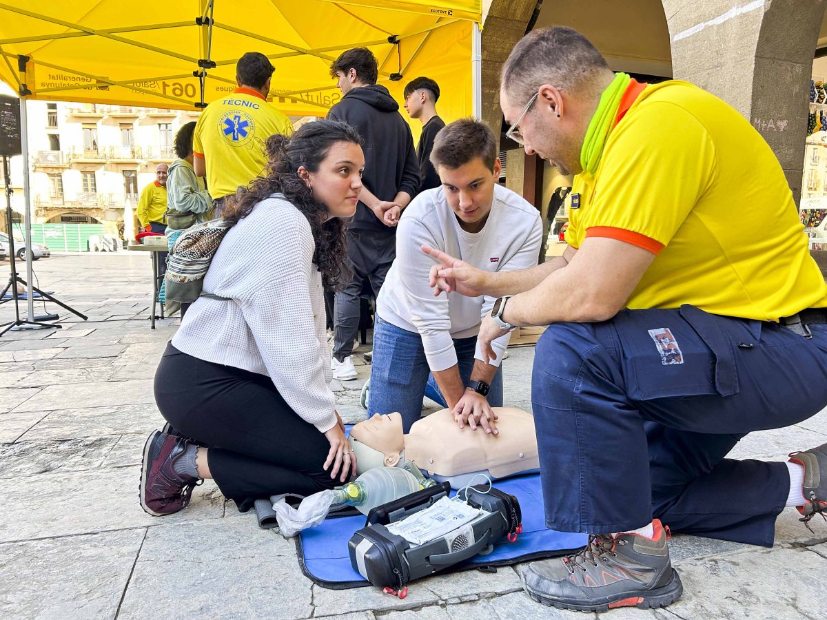 Durant el taller de reanimació pulmonar, dimecres, a la plaça Major de Vic