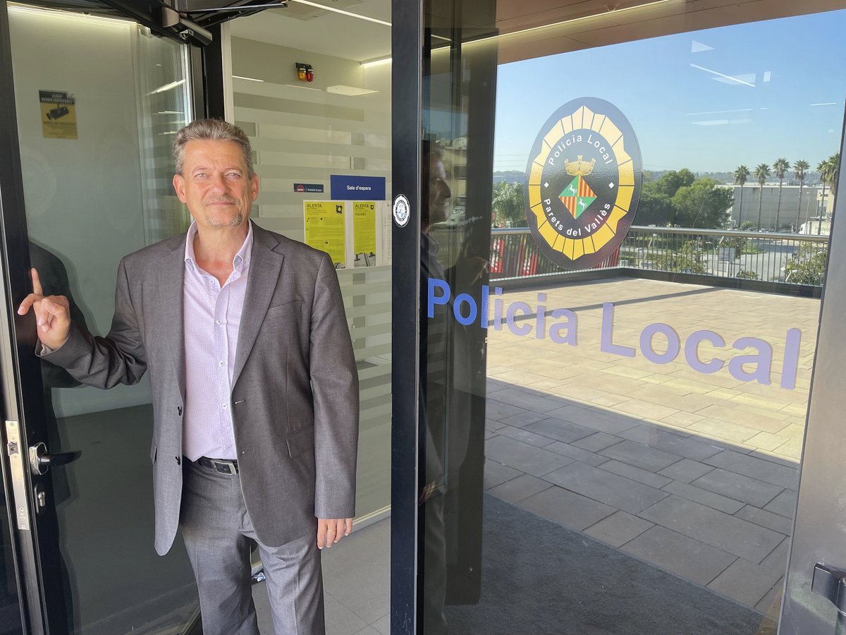 Joan Pérez, aquest dilluns, a la porta de la nova comissaria de la Policia Local de Parets, al sector Iveco