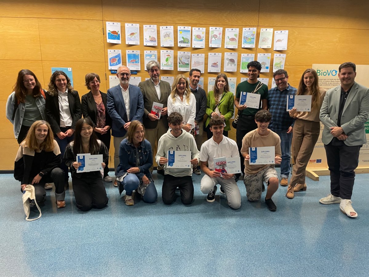 Foto de grup dels premiats amb els responsables del CBT, la Fundació Rivus, el jurat i les empreses patrocinadores