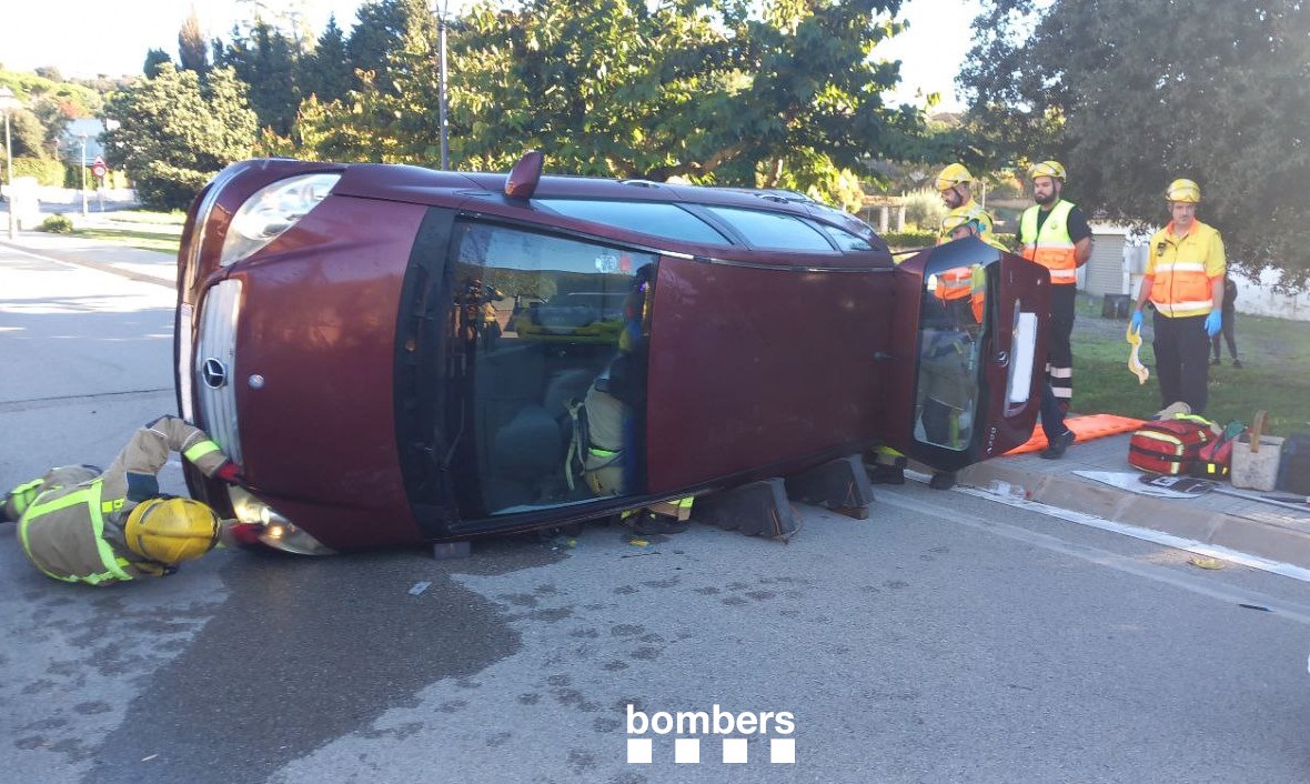 Els bombers durant el rescat de la persona atrapda al vehicle