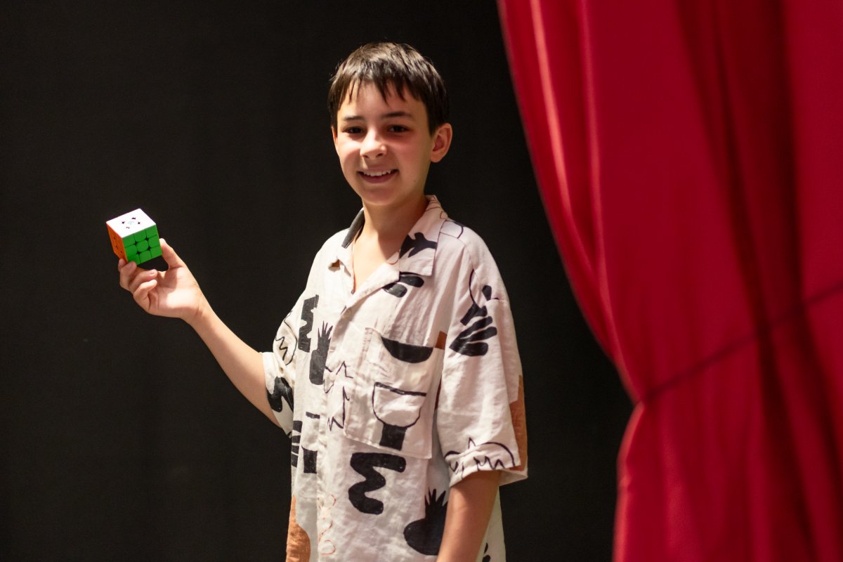 El Mag Arnau amb un cub de Rubik a casa seva