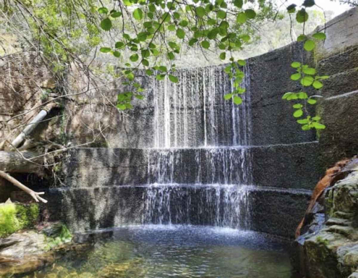 La paret de la resclosa fa 4,5 metres d'alçària i 19 de llarg