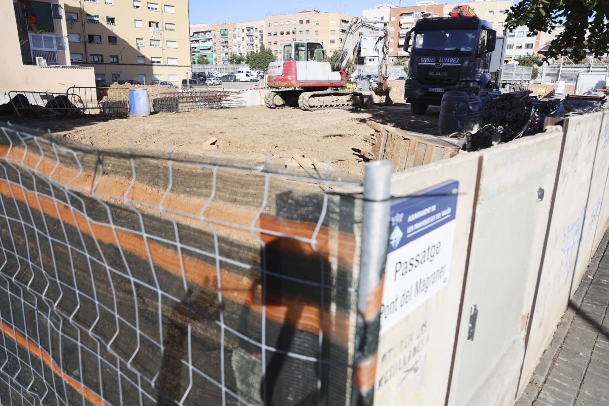 Els treballs en marxa en un solar al costat del CAP del carrer Girona