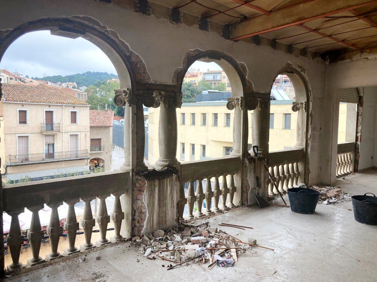 Una imatge de la plaça Josep Umbert Ventura vista des de l’edifici de l’antiga farmàcia que s’està reformant