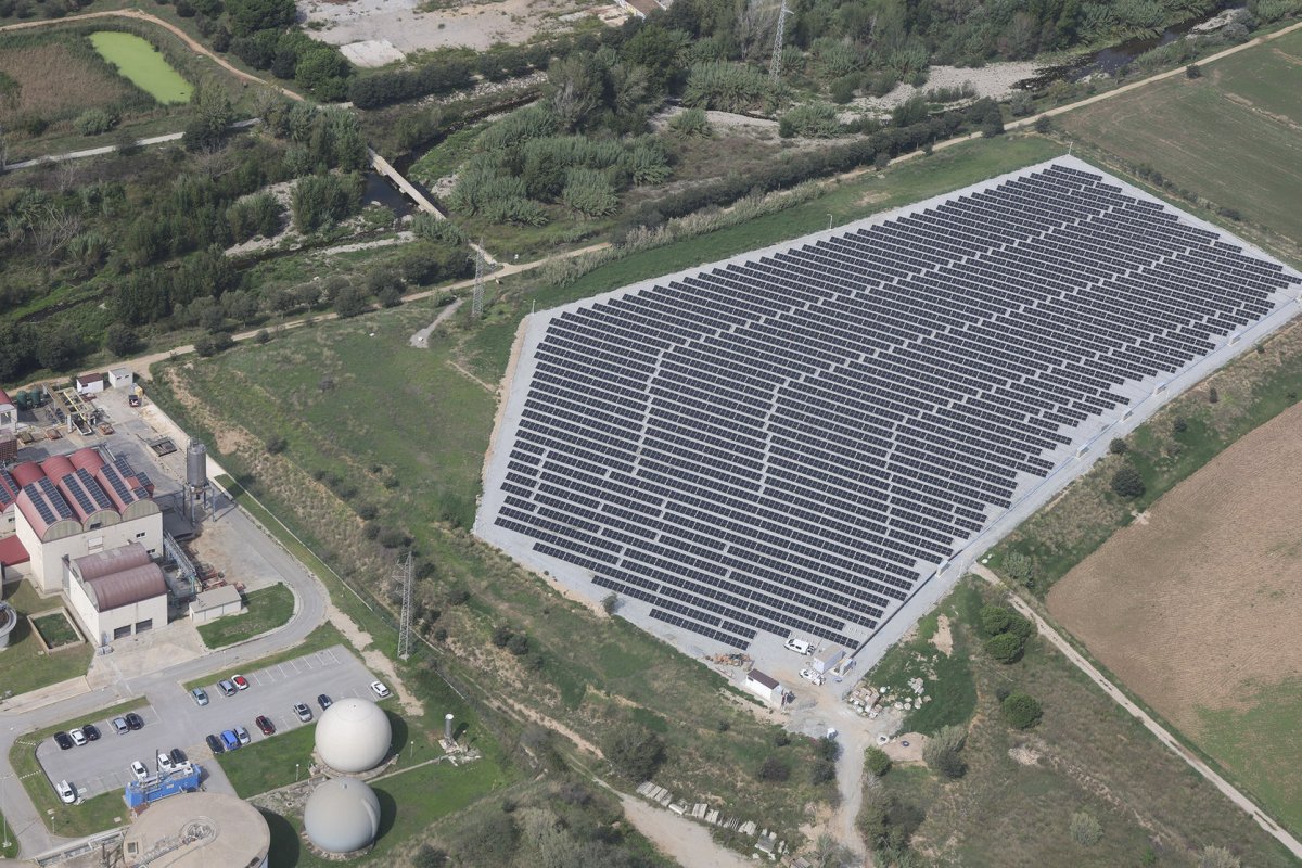 Vista aèria de la nova planta fotovoltaica de l'antic abocador de Palou