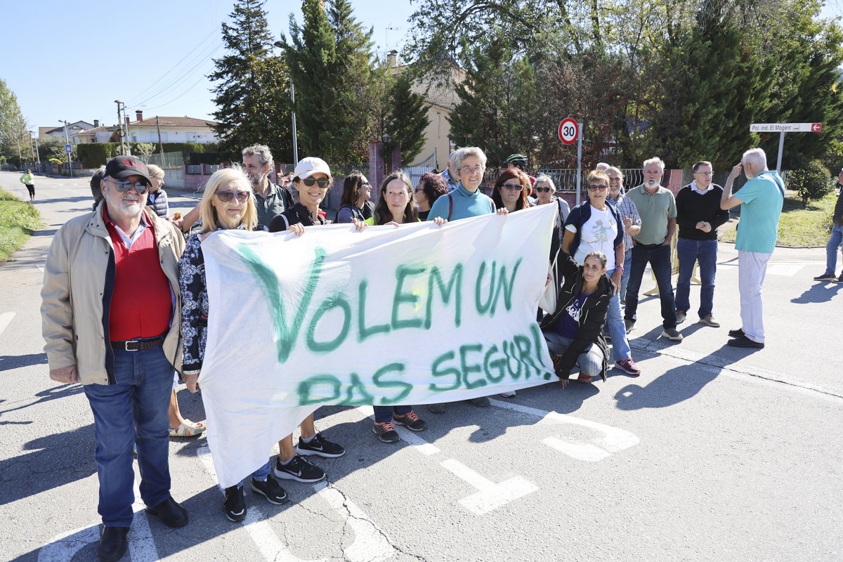 Alguns dels veïns que van participar en la mobilització d’aquest divendres