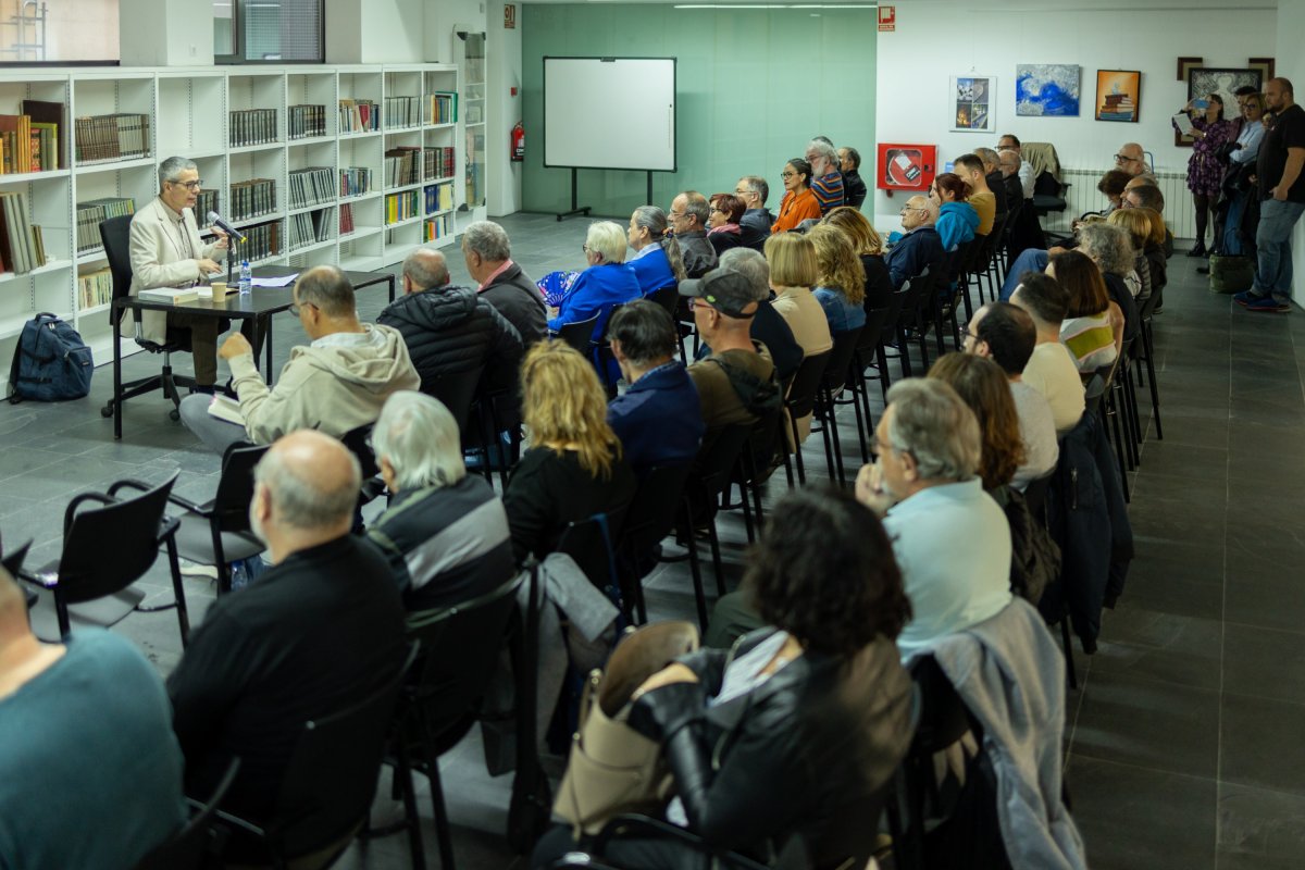 Xavier Torrens, divendres, davant la cinquantena de persones que omplien la biblioteca Lambert Mata