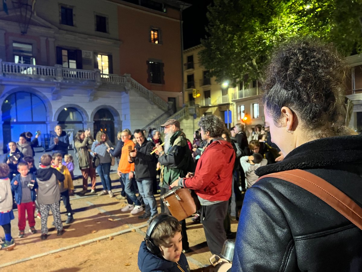 Concert de cassoles abans de començar el ple