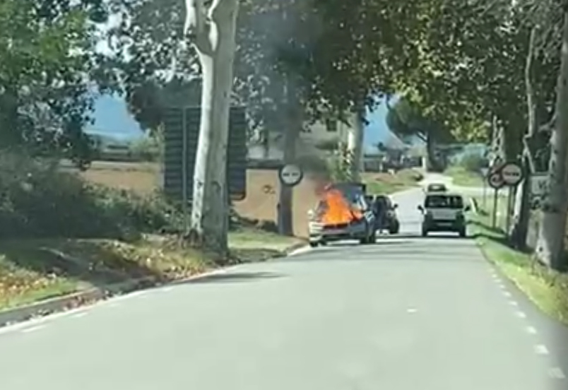 El cotxe incendiat enmig de la carretera de Folgueroles