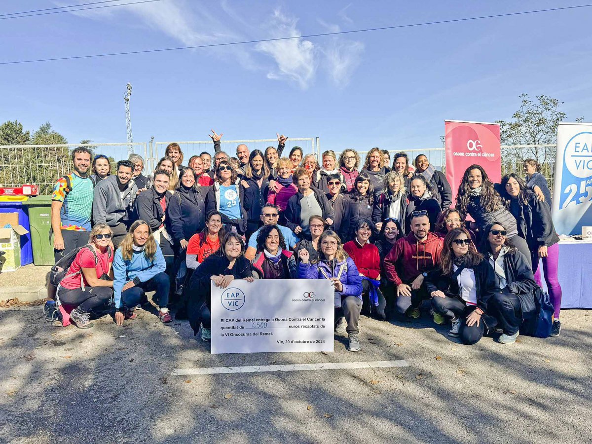 Foto de grup d'alguns dels participants a la cursa i caminada solidària